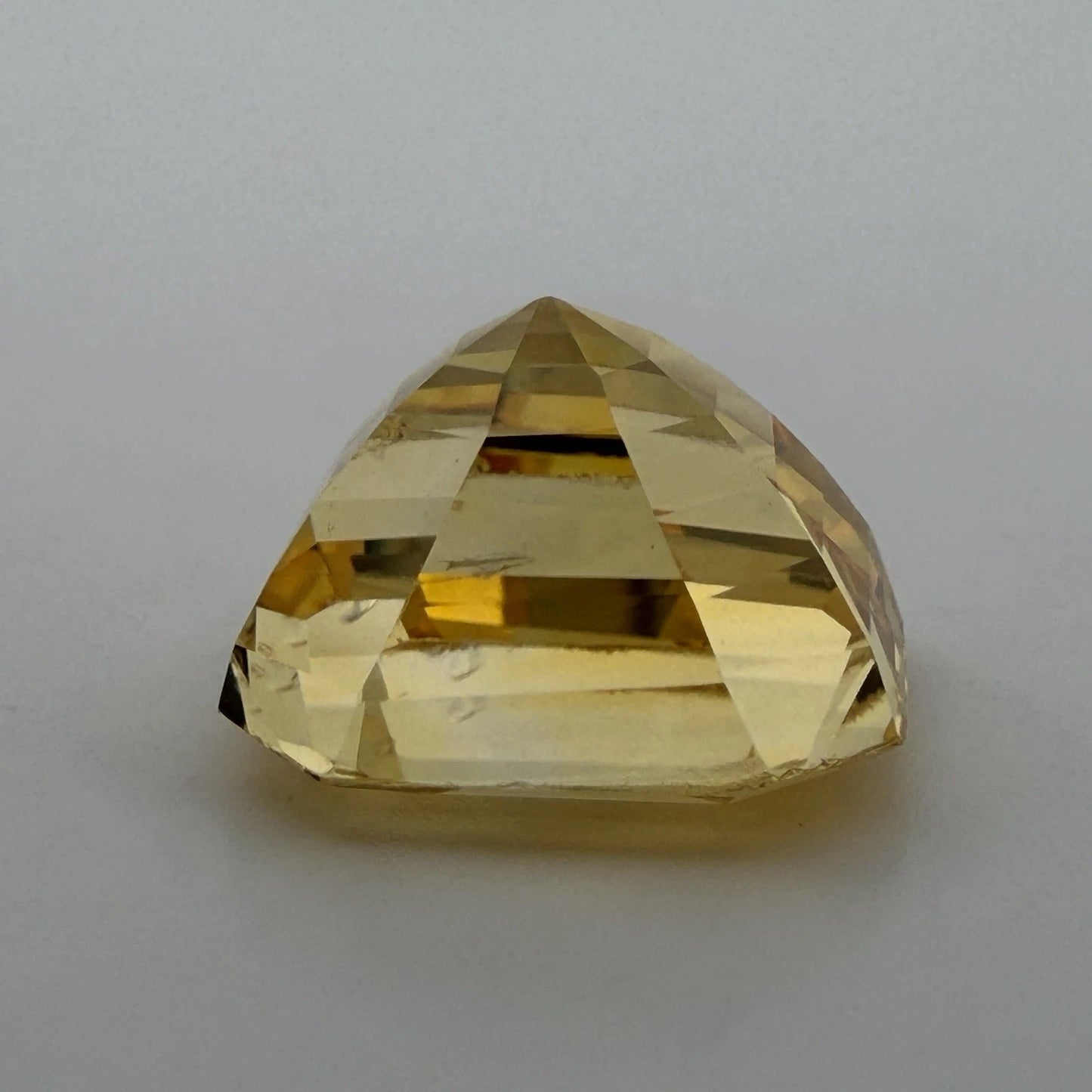 Important Natural Loose Unheated Sri Lanka Yellow Sapphire 16.25ct GIA Octagonal, gemstone detail