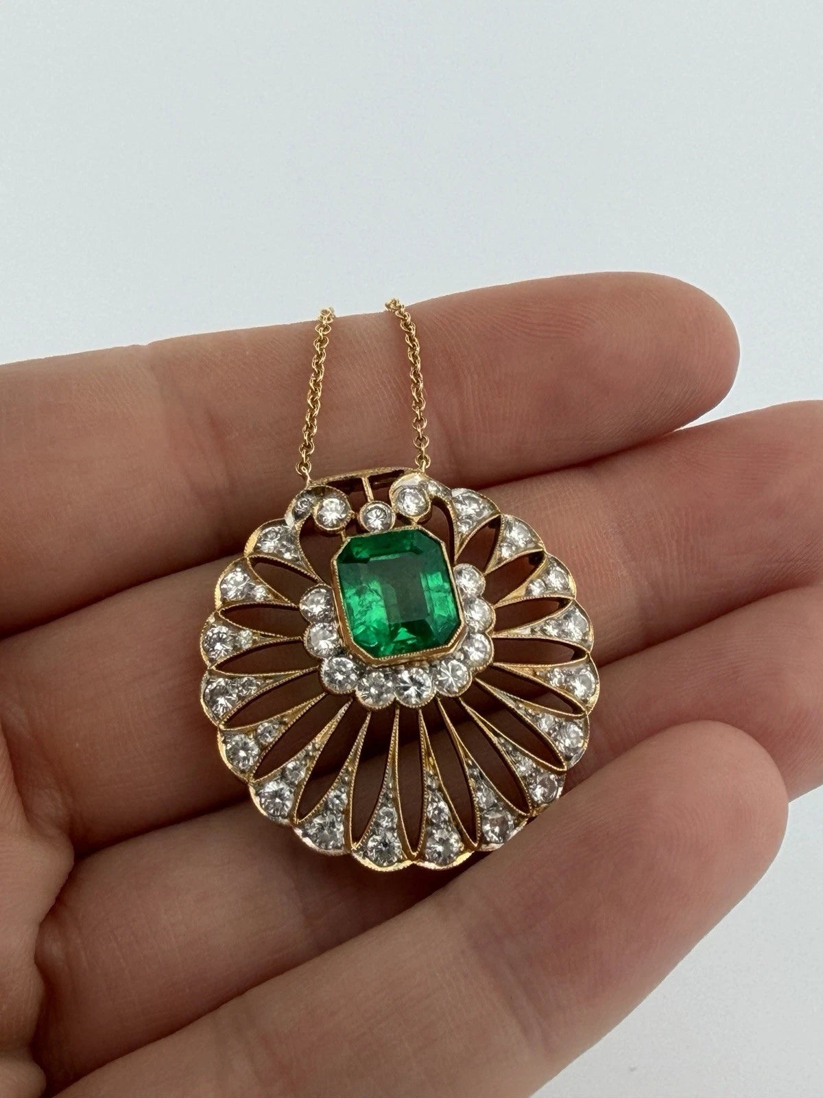 Natural Colombian Emerald and Diamond Pendant Necklace 18K Yellow Gold GIA Report, metalwork detail