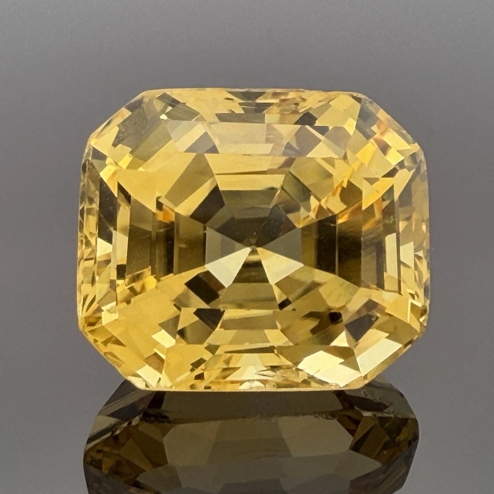 Important Natural Loose Unheated Sri Lanka Yellow Sapphire 16.25ct GIA Octagonal, detail view