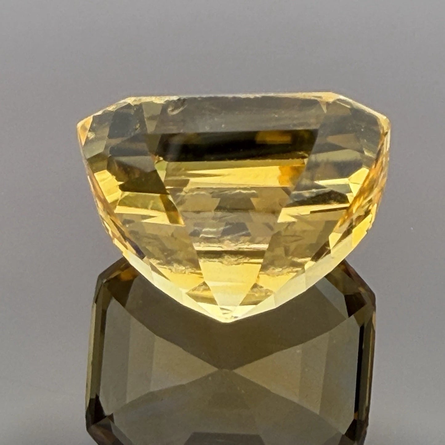 Important Natural Loose Unheated Sri Lanka Yellow Sapphire 16.25ct GIA Octagonal, secondary angle