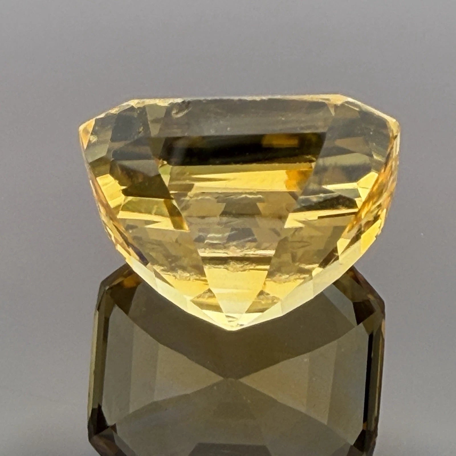 Important Natural Loose Unheated Sri Lanka Yellow Sapphire 16.25ct GIA Octagonal, secondary angle