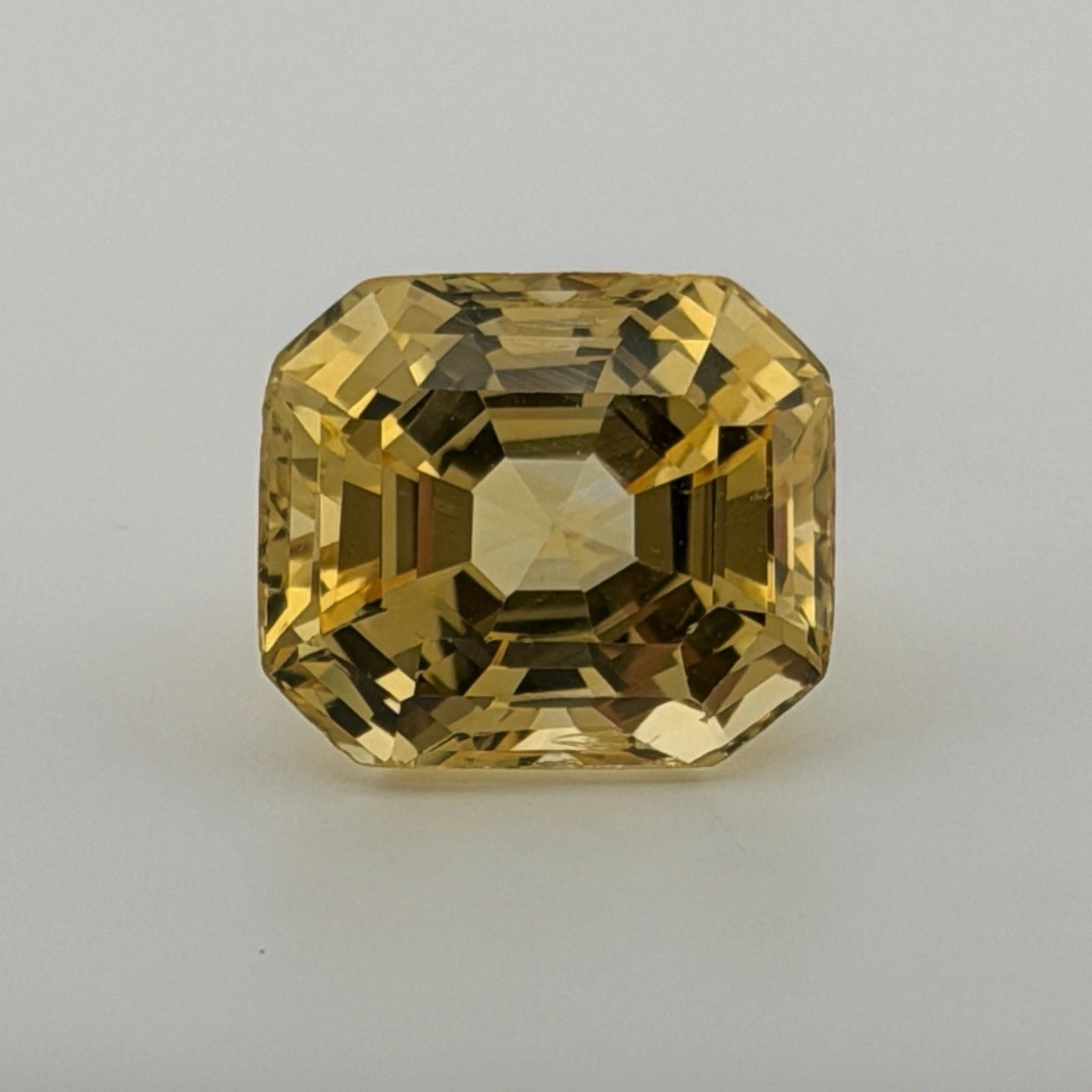 Important Natural Loose Unheated Sri Lanka Yellow Sapphire 16.25ct GIA Octagonal, alternate view