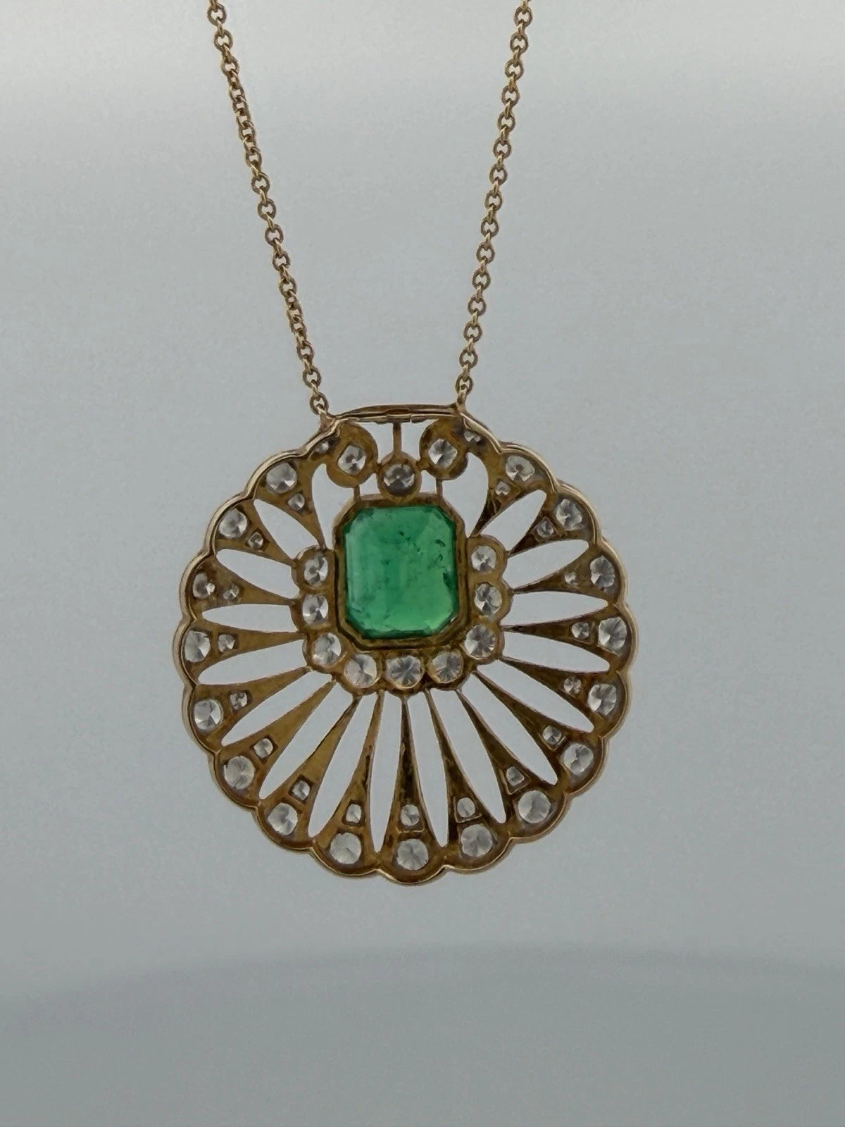 Natural Colombian Emerald and Diamond Pendant Necklace 18K Yellow Gold GIA Report, detail view