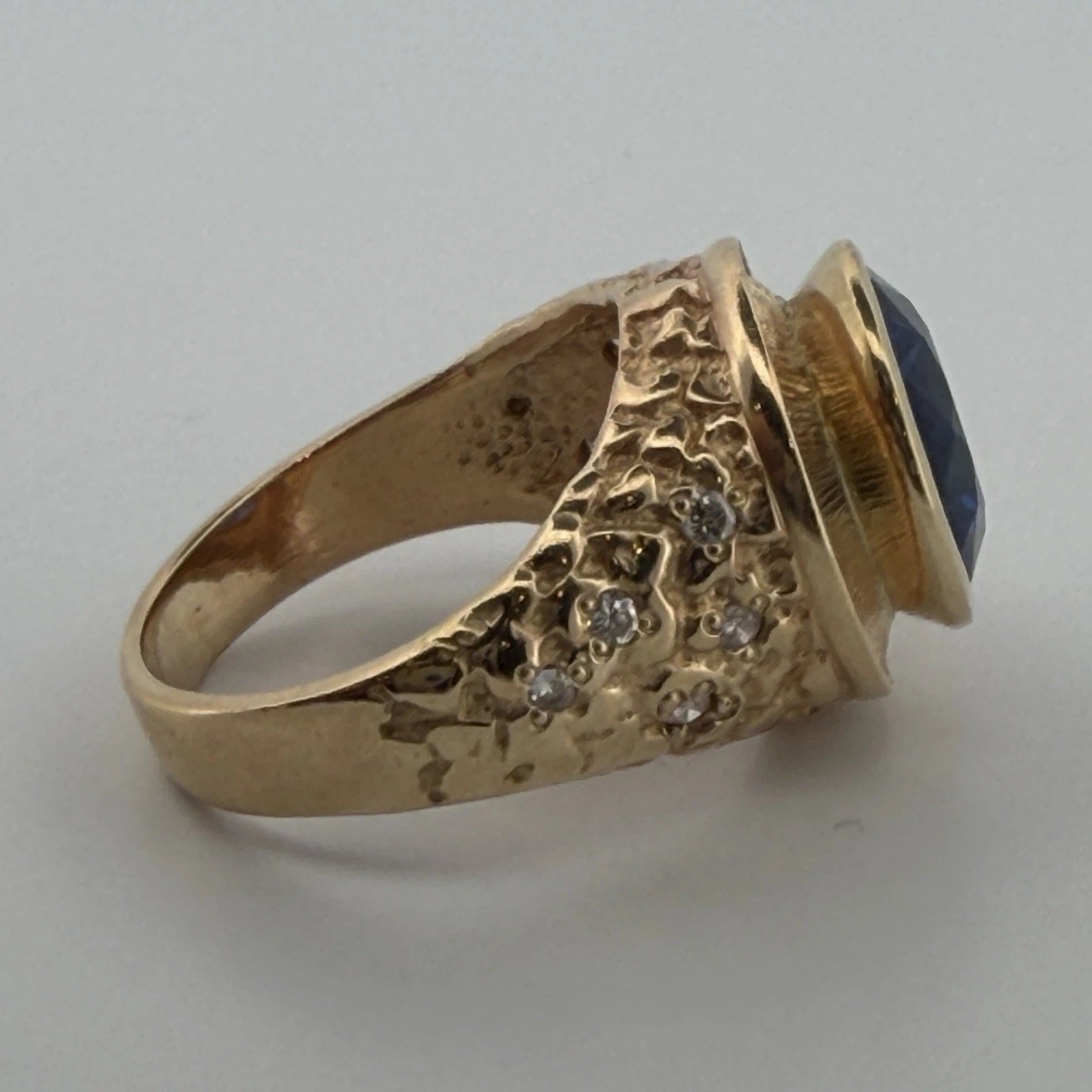 Vintage Men’s 14K Yellow Gold Lab Grown Sapphire Diamond Nugget Ring Size 9.5, detail view