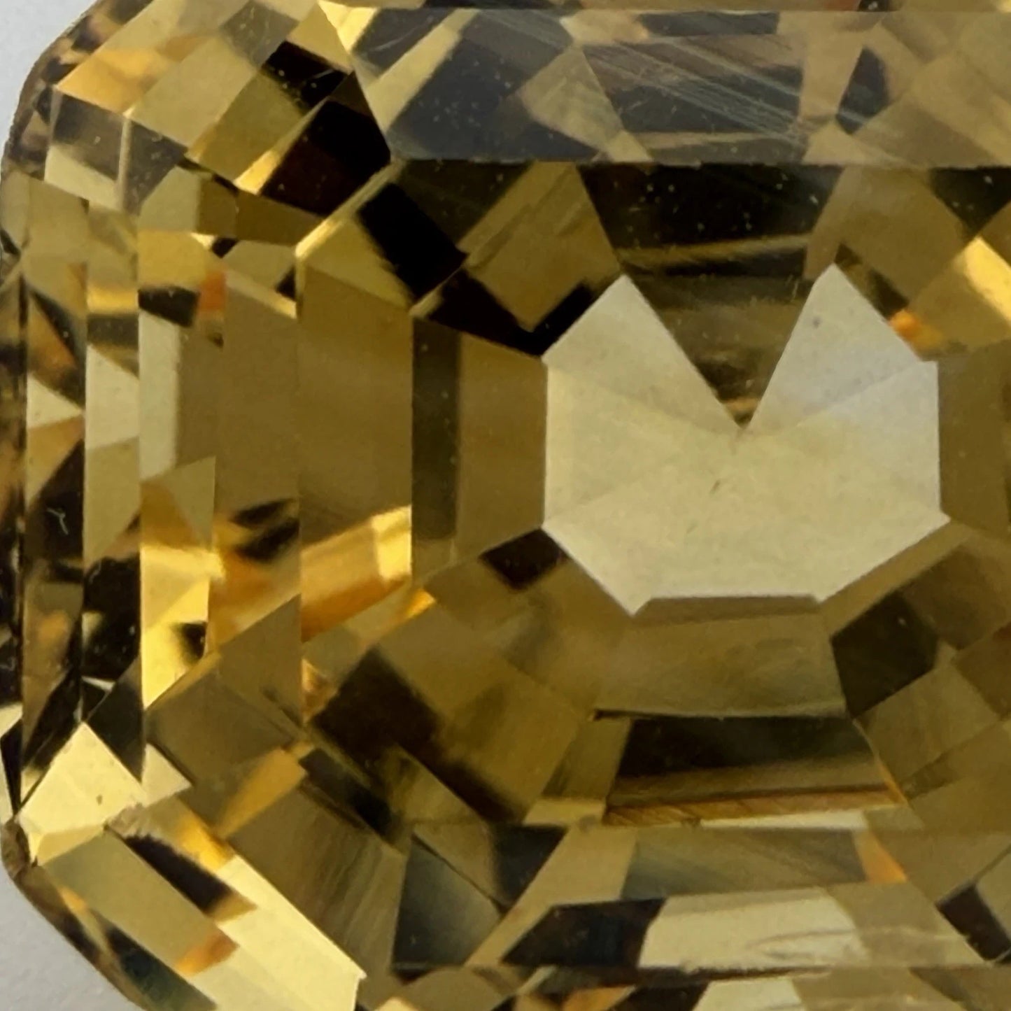 Important Natural Loose Unheated Sri Lanka Yellow Sapphire 16.25ct GIA Octagonal, scale detail