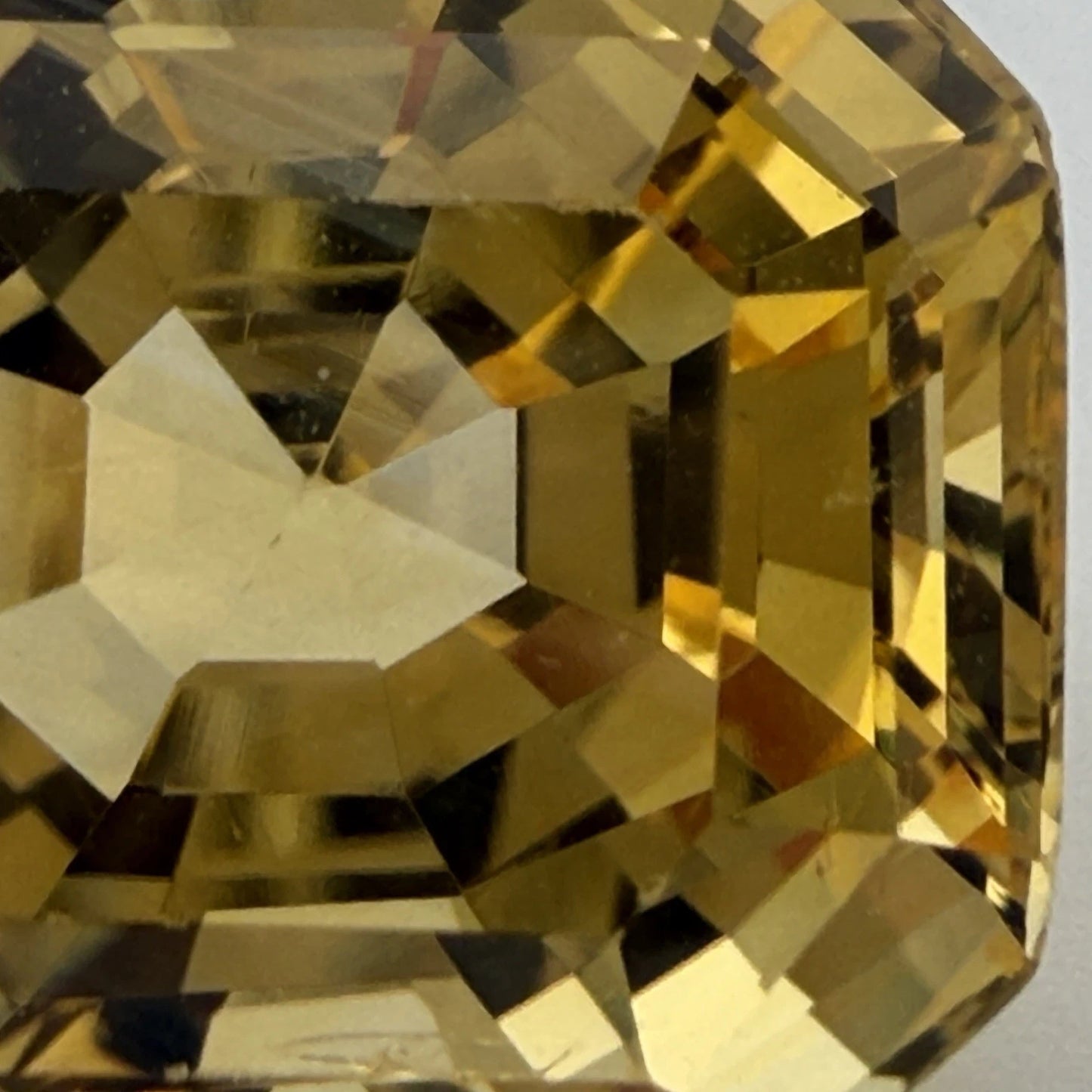 Important Natural Loose Unheated Sri Lanka Yellow Sapphire 16.25ct GIA Octagonal, profile detail