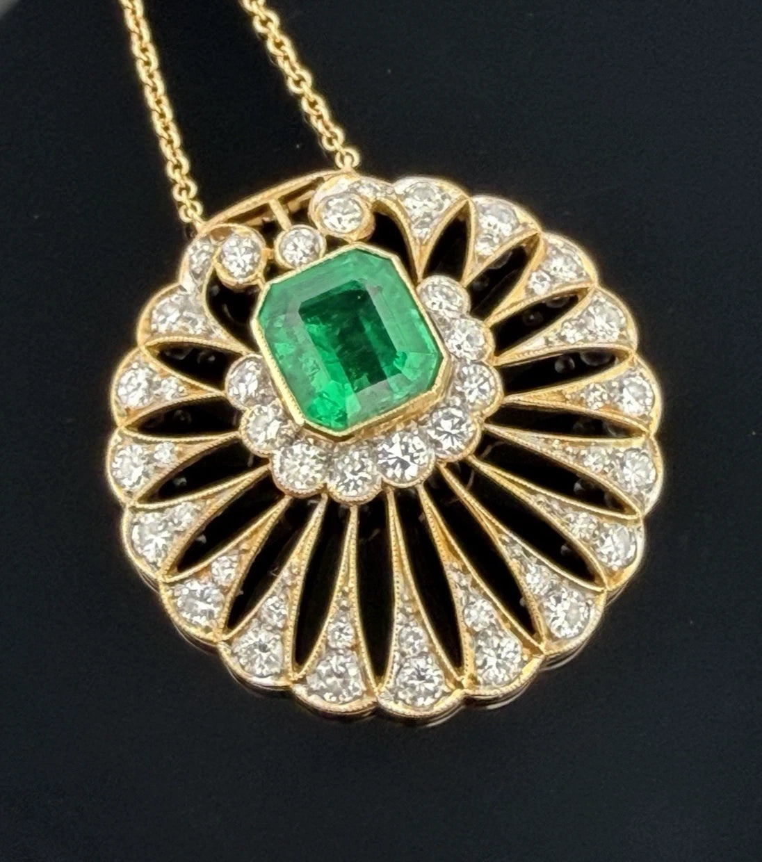 Natural Colombian Emerald and Diamond Pendant Necklace 18K Yellow Gold GIA Report, close-up detail