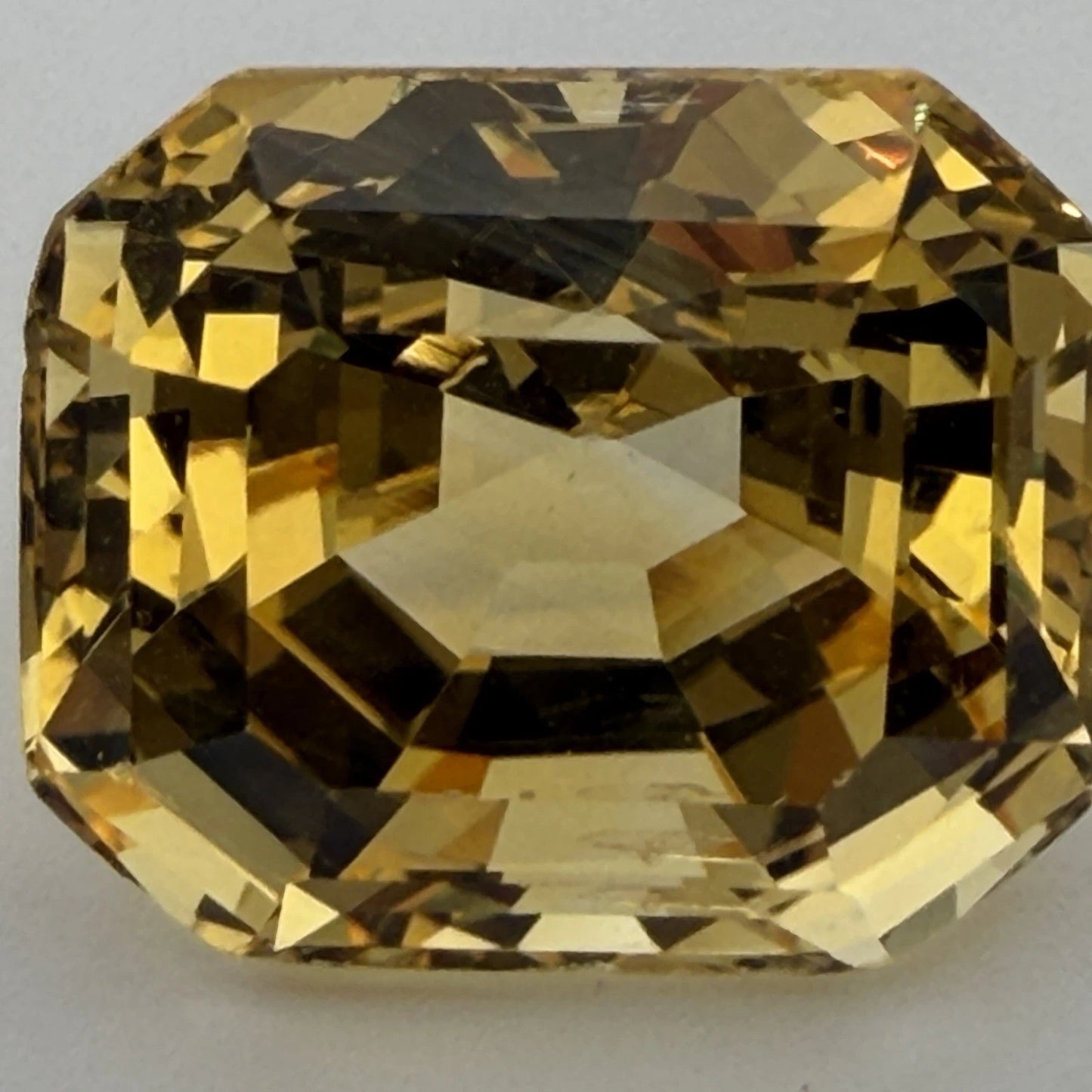 Important Natural Loose Unheated Sri Lanka Yellow Sapphire 16.25ct GIA Octagonal, facet detail