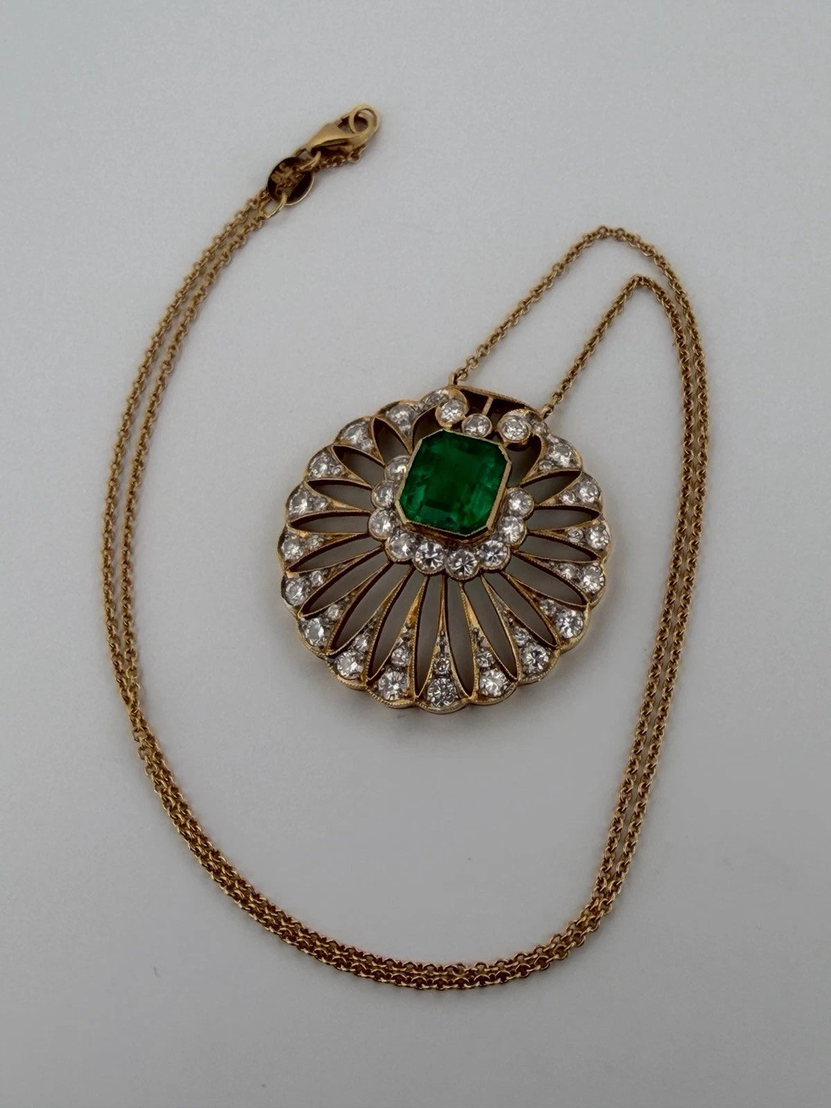 Natural Colombian Emerald and Diamond Pendant Necklace 18K Yellow Gold GIA Report, chain detail