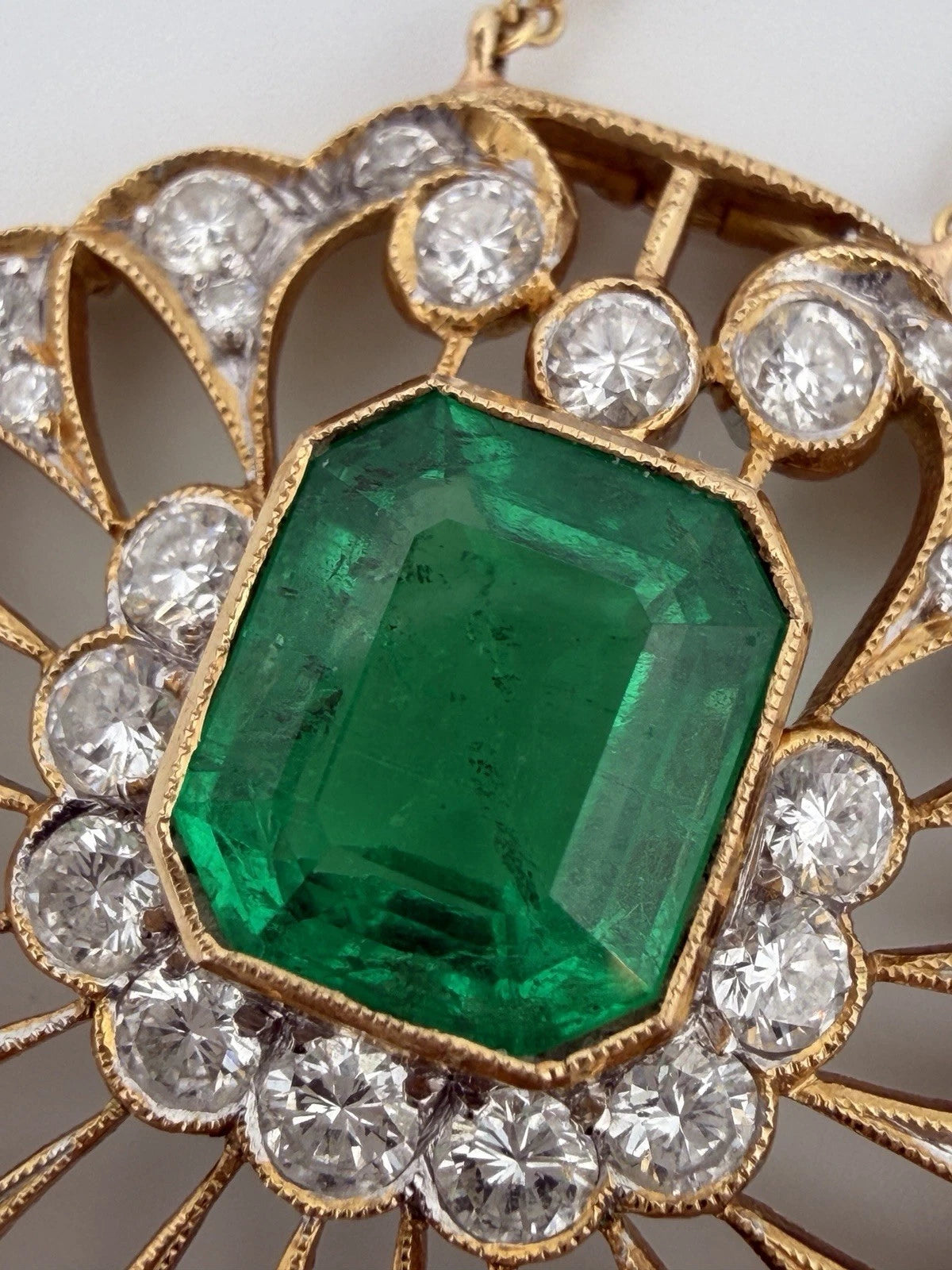 Natural Colombian Emerald and Diamond Pendant Necklace 18K Yellow Gold GIA Report, pendant detail