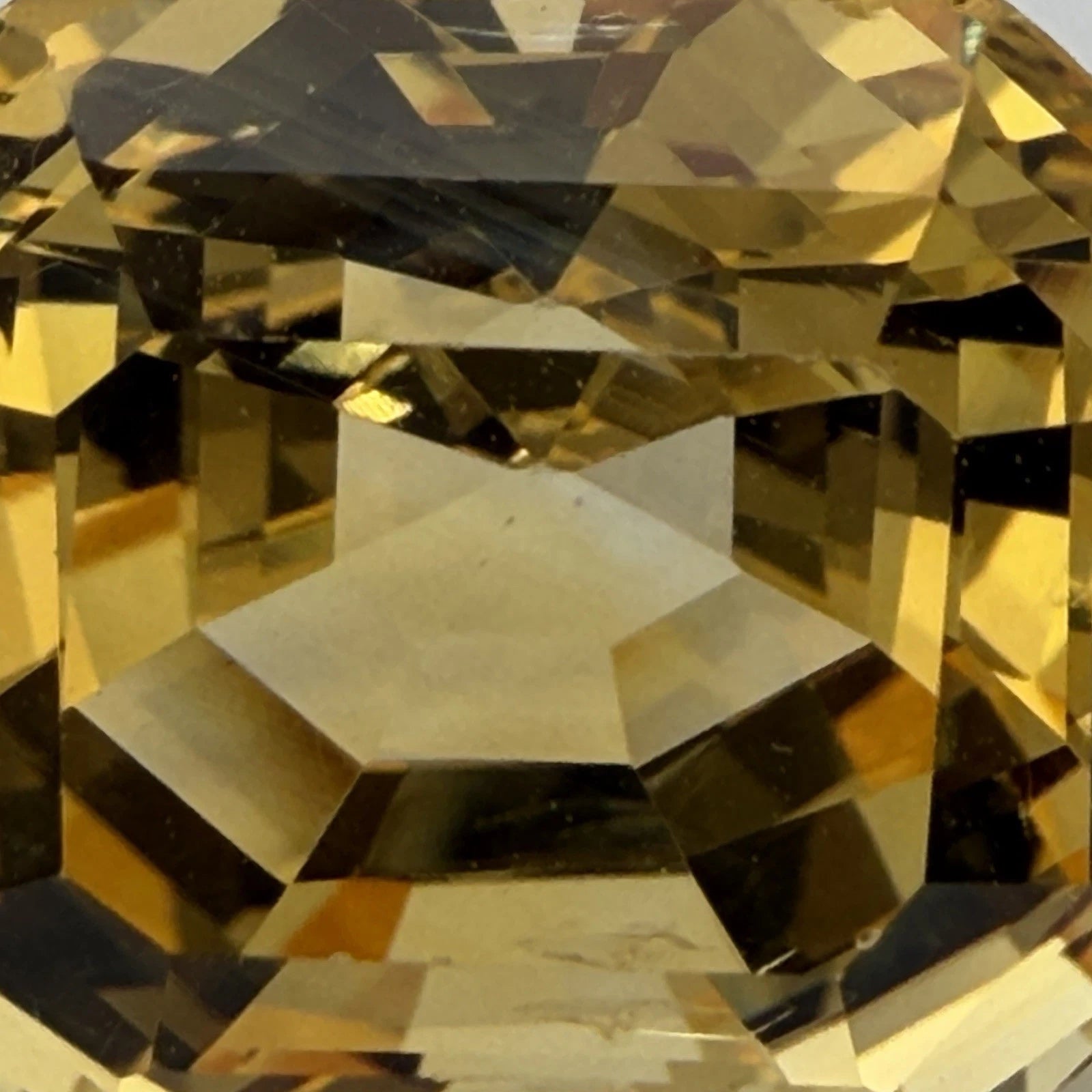 Important Natural Loose Unheated Sri Lanka Yellow Sapphire 16.25ct GIA Octagonal, side detail