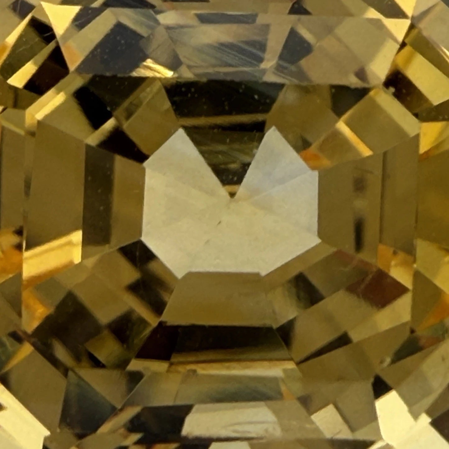 Important Natural Loose Unheated Sri Lanka Yellow Sapphire 16.25ct GIA Octagonal, color detail