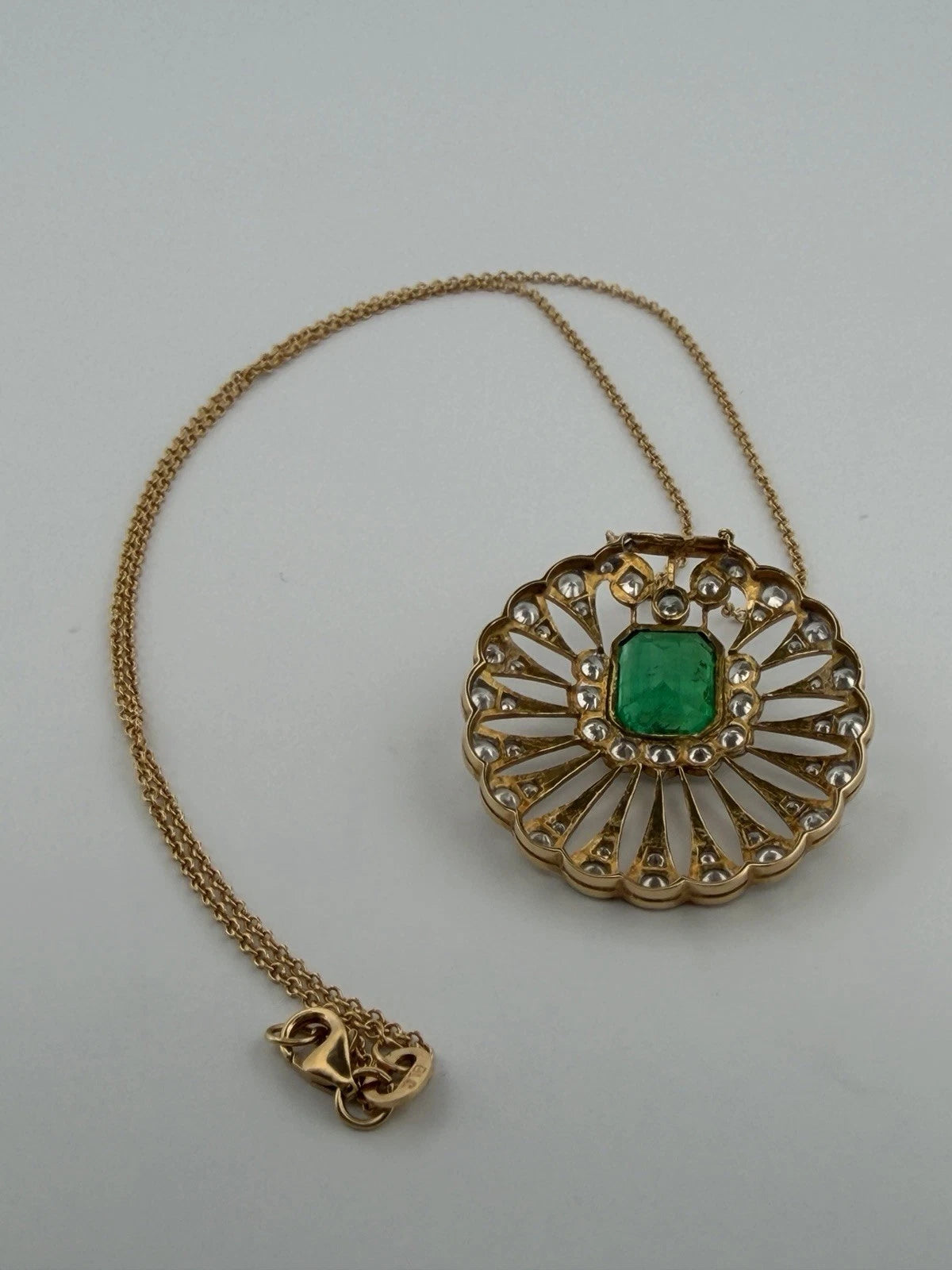 Natural Colombian Emerald and Diamond Pendant Necklace 18K Yellow Gold GIA Report, stone detail