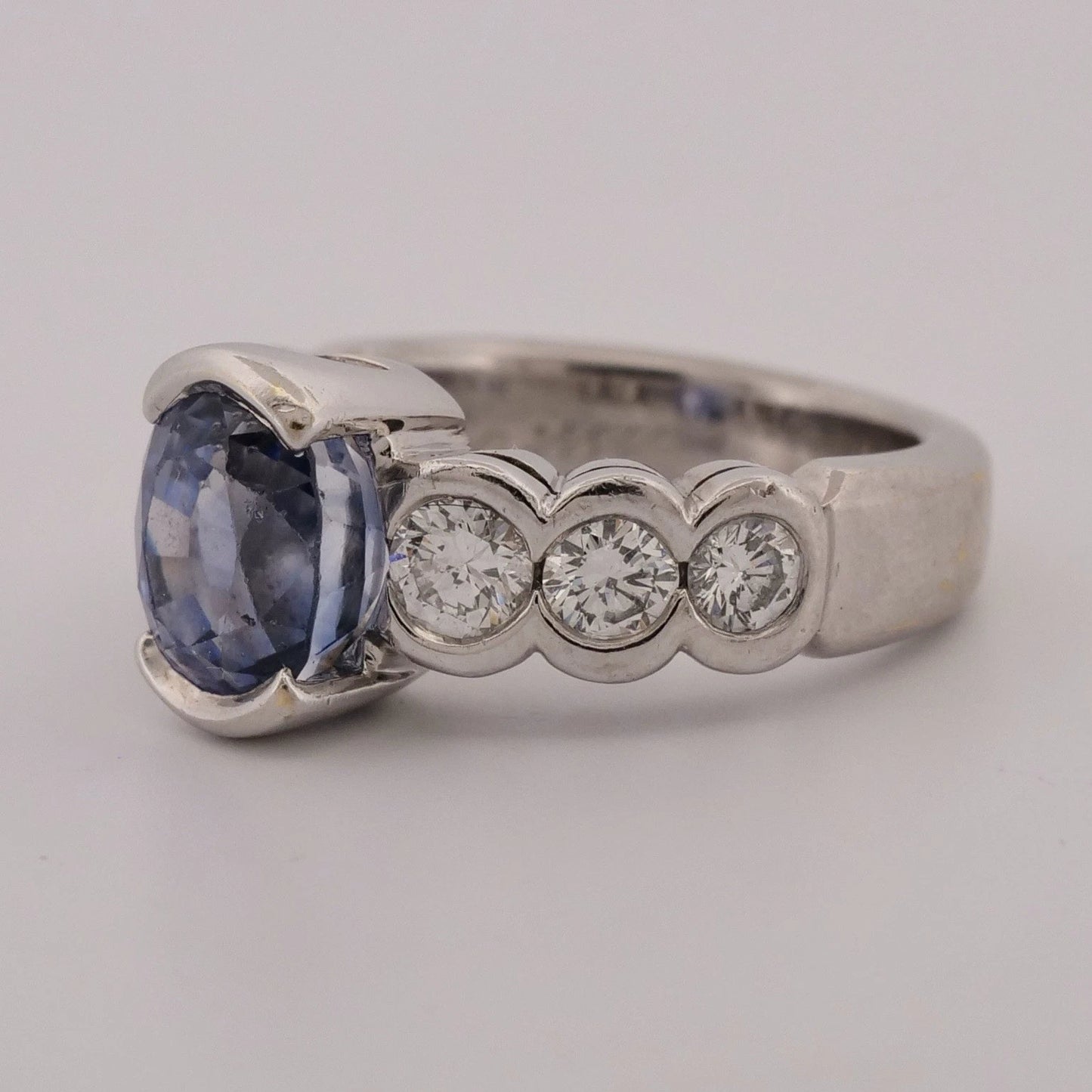 Natural Oval Sapphire Diamond Ring 18K Gold 2.75ctw Sapphire 1.00ctw Dia Sz 5 by Devine & Co — stone detail