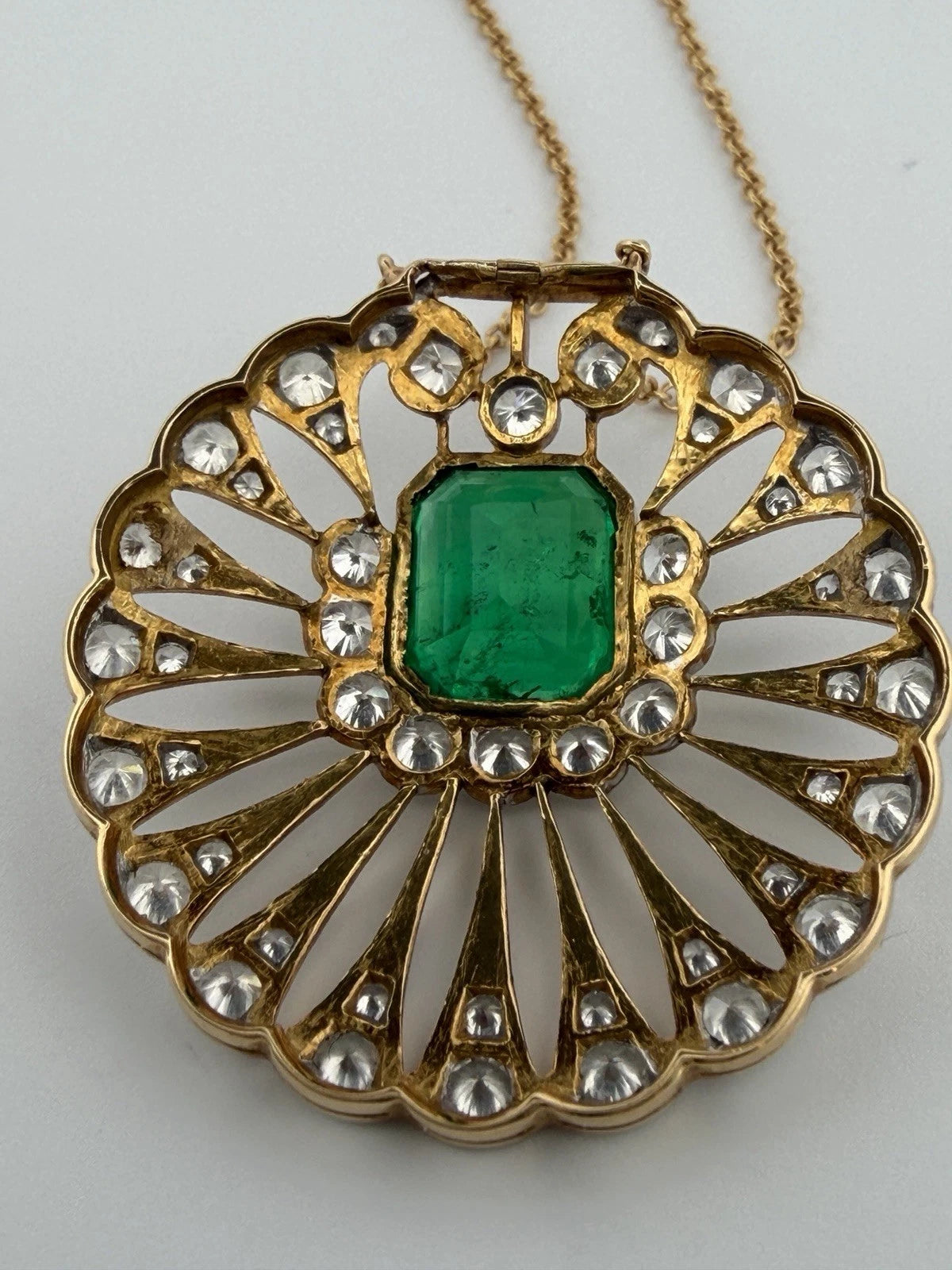 Natural Colombian Emerald and Diamond Pendant Necklace 18K Yellow Gold GIA Report, clasp detail