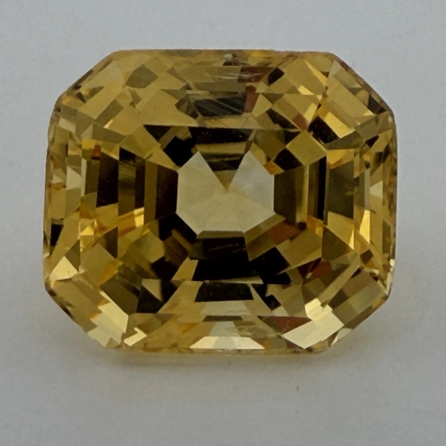 Important Natural Loose Unheated Sri Lanka Yellow Sapphire 16.25ct GIA Octagonal, close-up detail