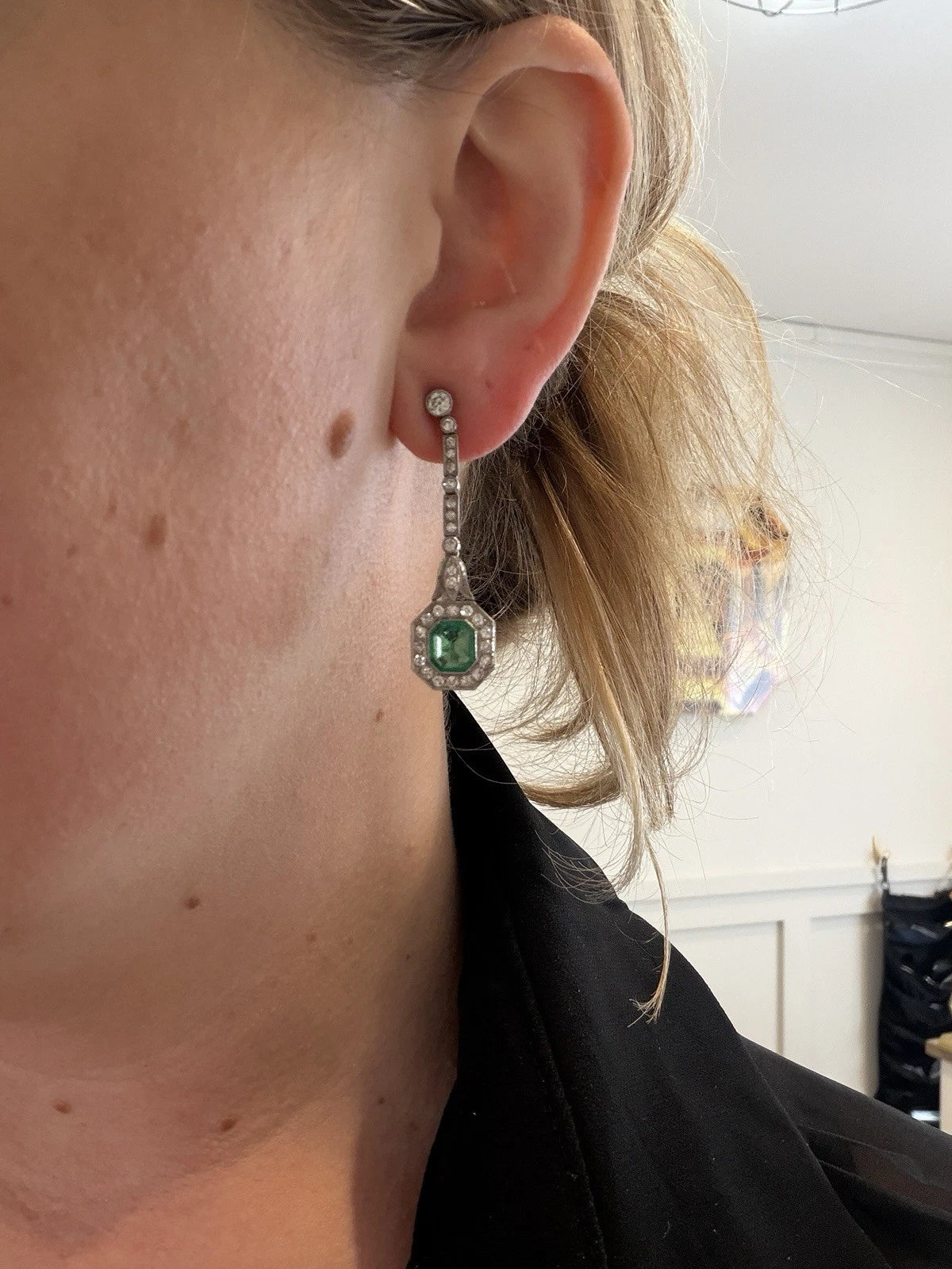 Colombian Emerald and Diamond Platinum Drop Earrings GIA Jewelry Report Certified, profile detail