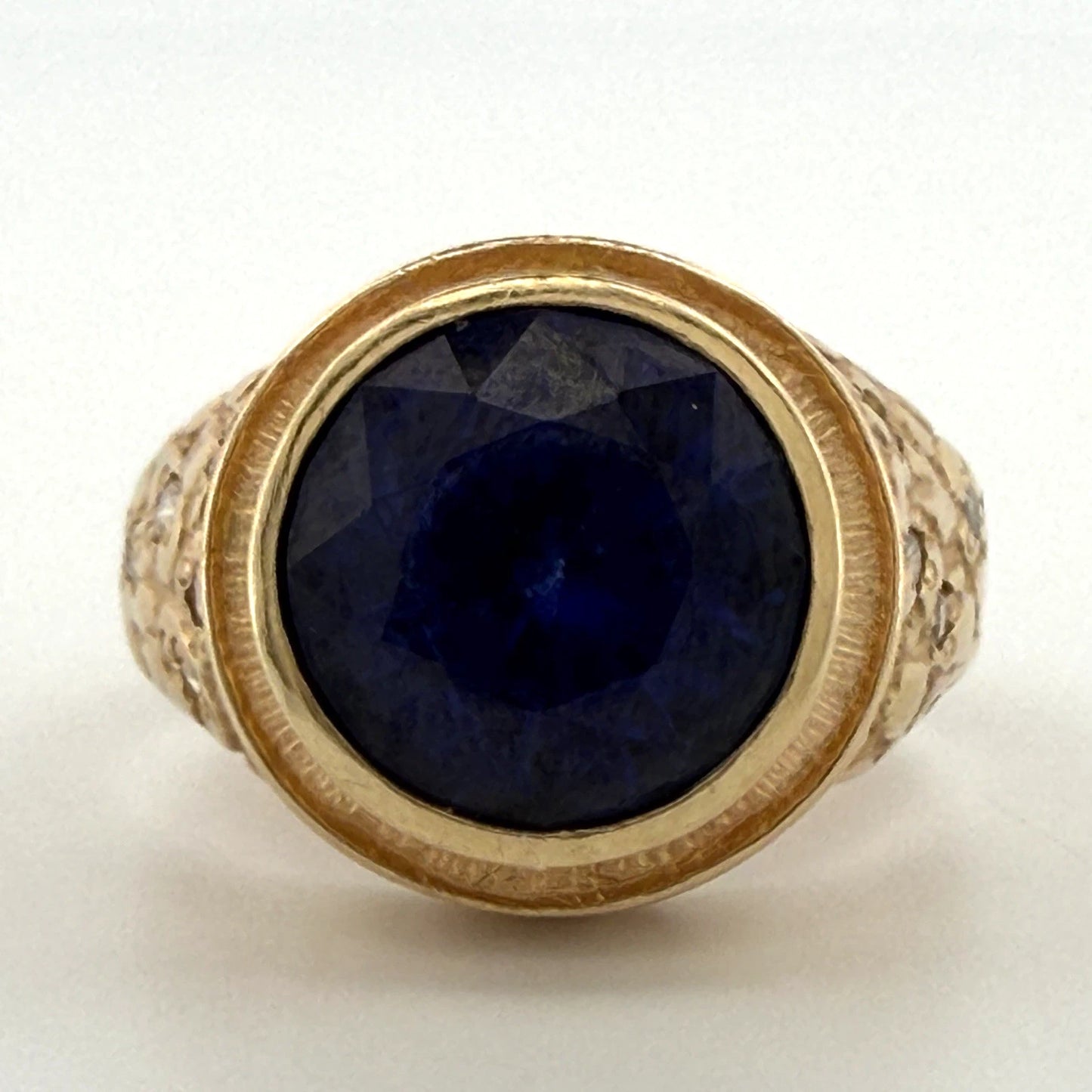 Vintage Men’s 14K Yellow Gold Lab Grown Sapphire Diamond Nugget Ring Size 9.5, close-up detail