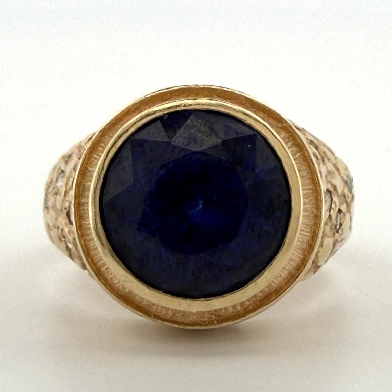 Vintage Men’s 14K Yellow Gold Lab Grown Sapphire Diamond Nugget Ring Size 9.5, close-up detail